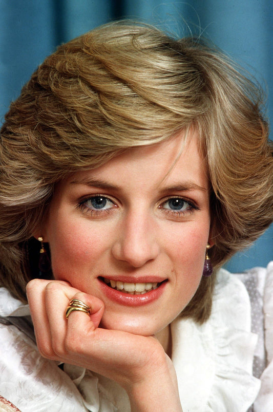A stílus végső titka: Miért csodáljuk Diana eleganciáját, de miért hidegen hagy minket az őt másoló Meghan? – Egy mélyreható gondolatébresztő a kifinomultságról.